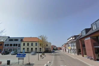 Loenhout Bloemencorso 4k volunteers prepare 10-ton floats