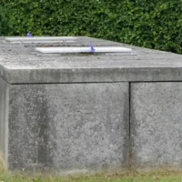 Lokeren gravedigger fined 250 euros for corpse desecration