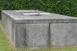 Lokeren gravedigger fined 250 euros for corpse desecration