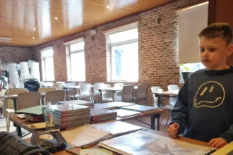 Lokeren's Willy Linthout & Ann Smet donate 753 comics to the school