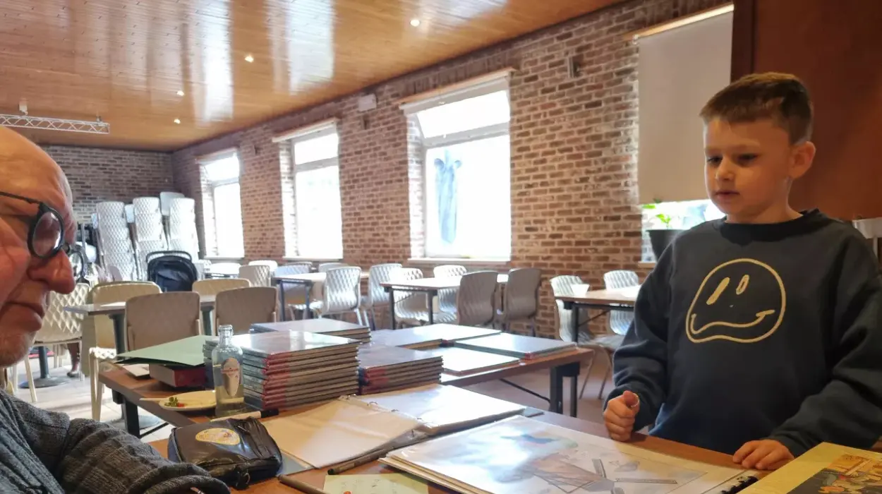 Lokeren's Willy Linthout & Ann Smet donate 753 comics to the school