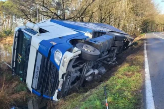 Lorry overturns in Turnhout Mayor Hannes Anaf calls for truck traffic reduction