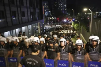 Masked teenager kills two Turkish police officers in Izmir