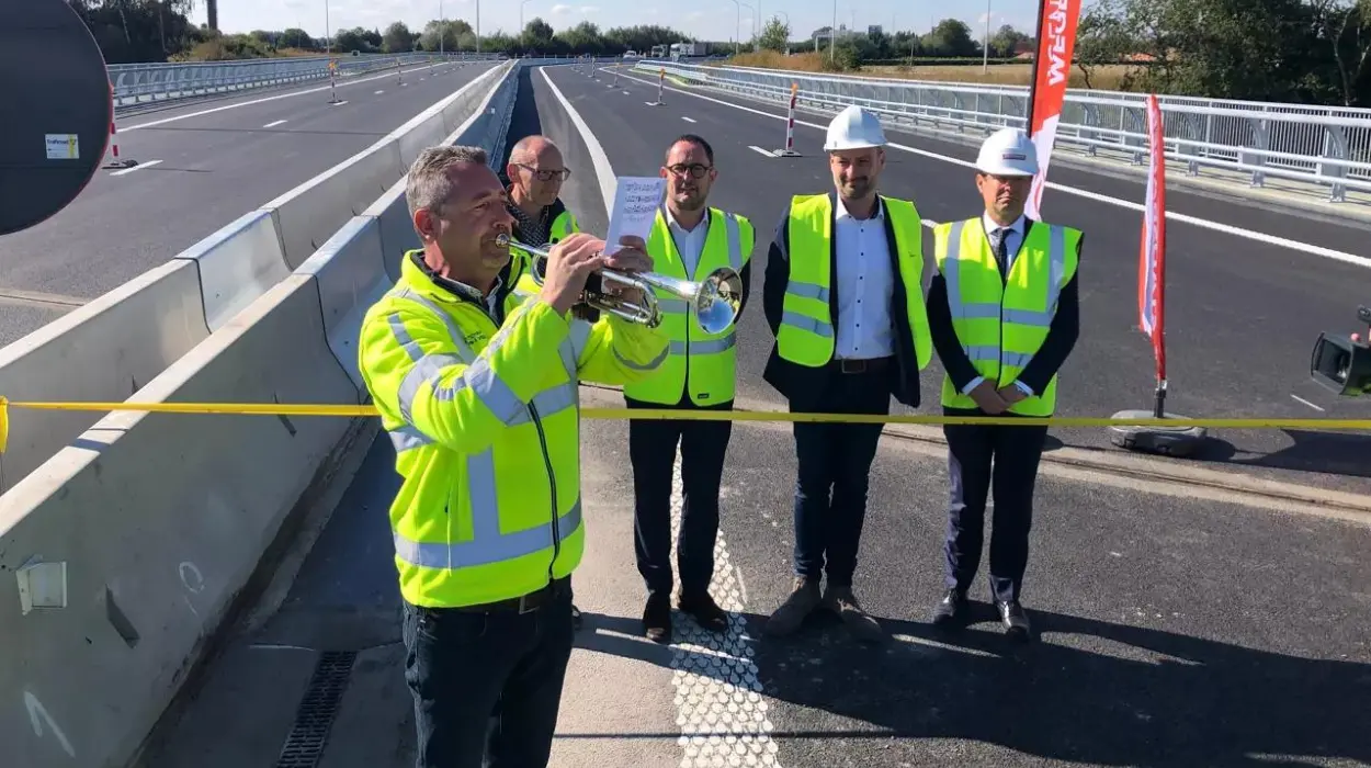 Mayor Vincent Van Quickenborne celebrates the new Kortrijk R8-A19 bridge