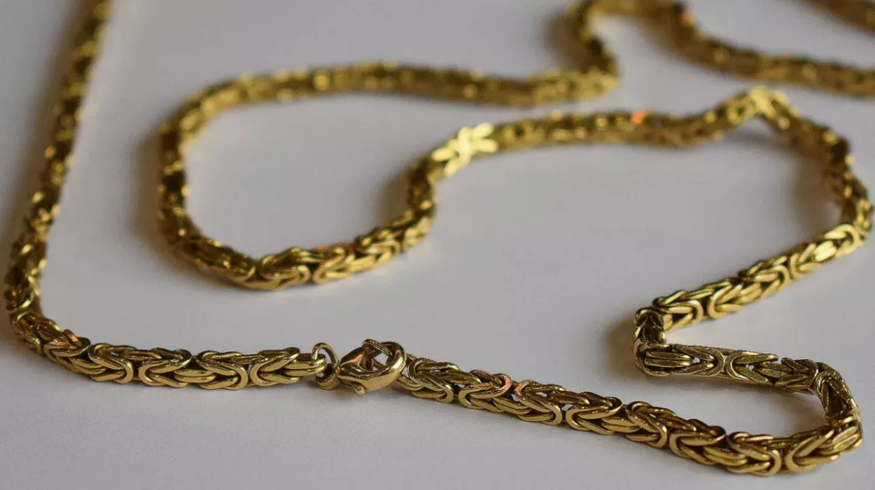 Mechelen French couple arrested for gold chain theft 