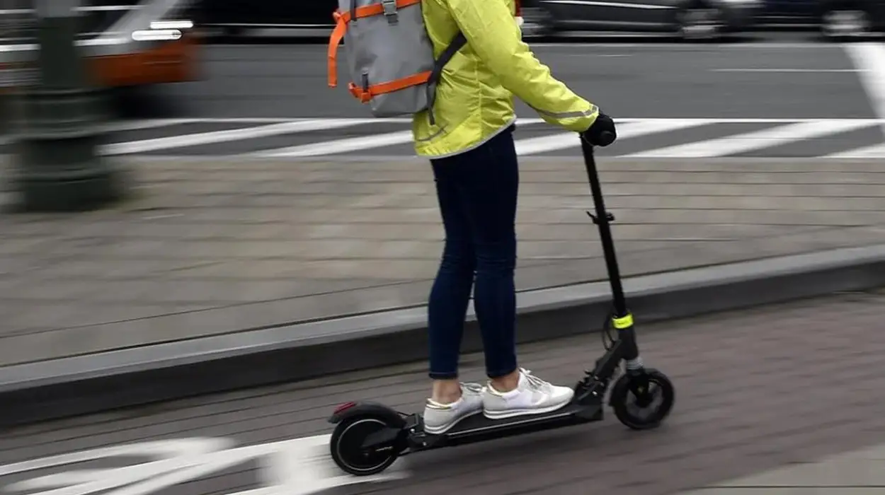 Mechelen robbery Hasselt trio IZ, AB, FE steal scooter at gunpoint