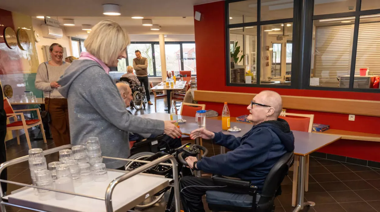 Minister Visits Izegem Care Center amid staff, dementia rise