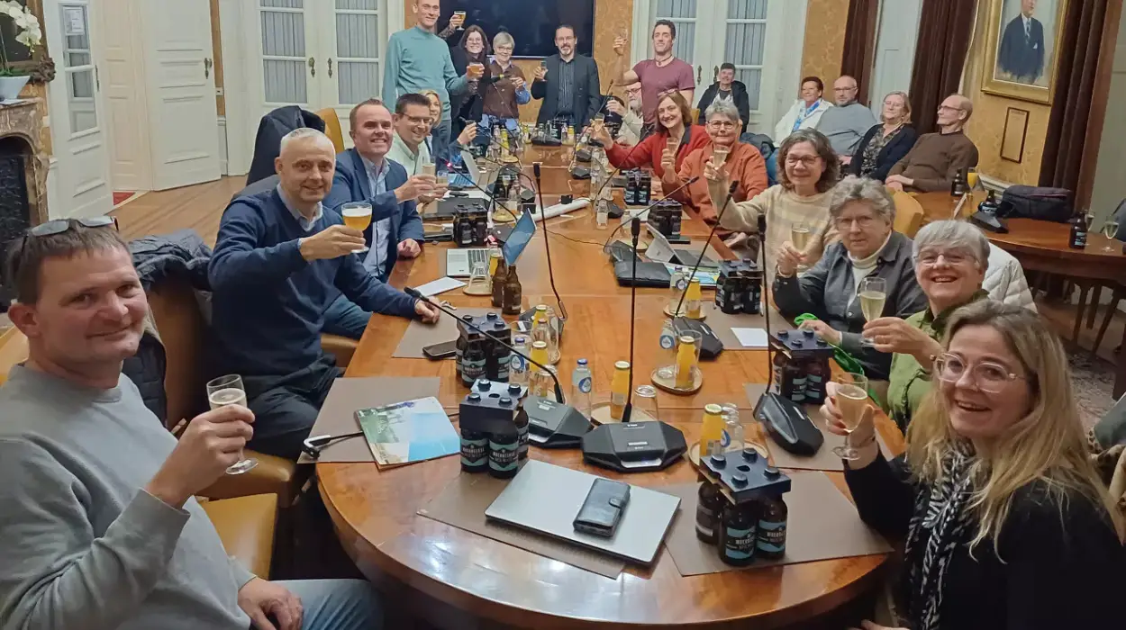 Moerbeke Council Meeting Robby De Caluwé Announces Six Councillors Joining Lokeren