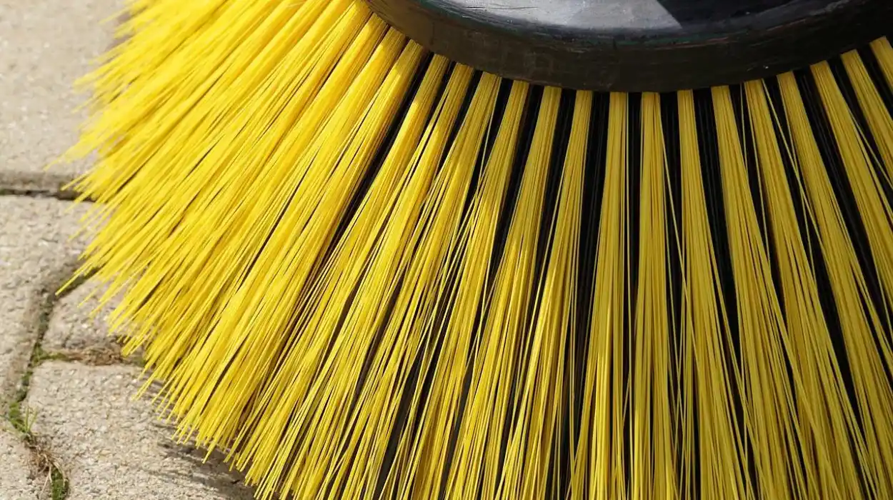 Molenbeek cleaners strike for better conditions amid waste crisis