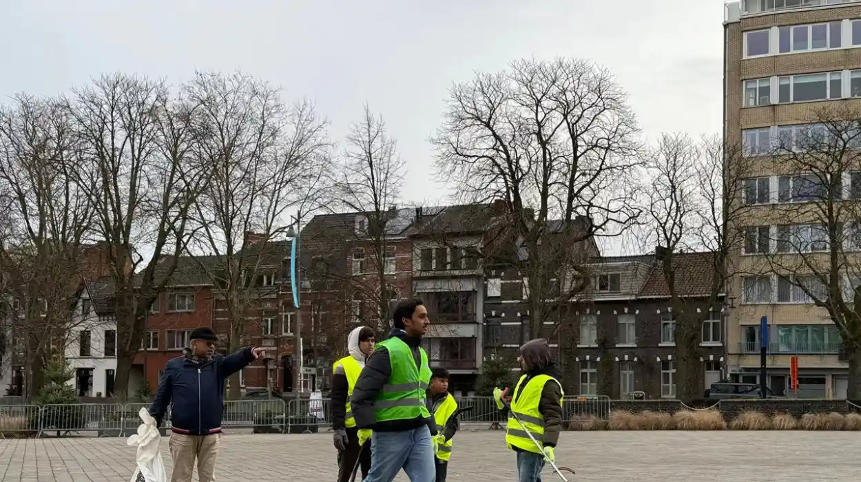 Muslim community cleans Hasselt streets on New Year's day
