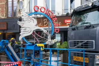 Neon stork sign returns to celebrate new births in Kortrijk