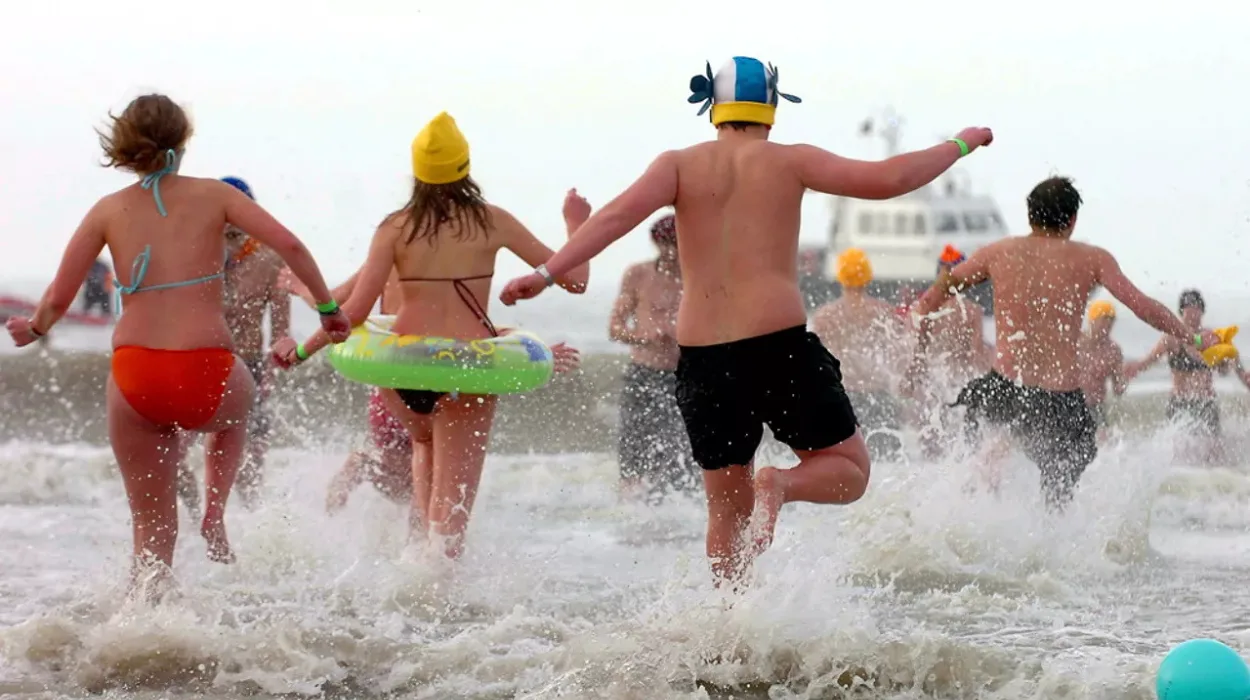 New Year's dive in Ostend attracts 5k swimmers