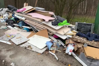 Nick Daems reports fly-tipping on Noorderlaan, Antwerp
