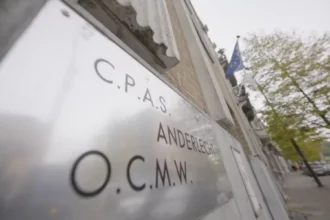 OCMW Anderlecht faces criticism for improper financial aid distribution to 5,000