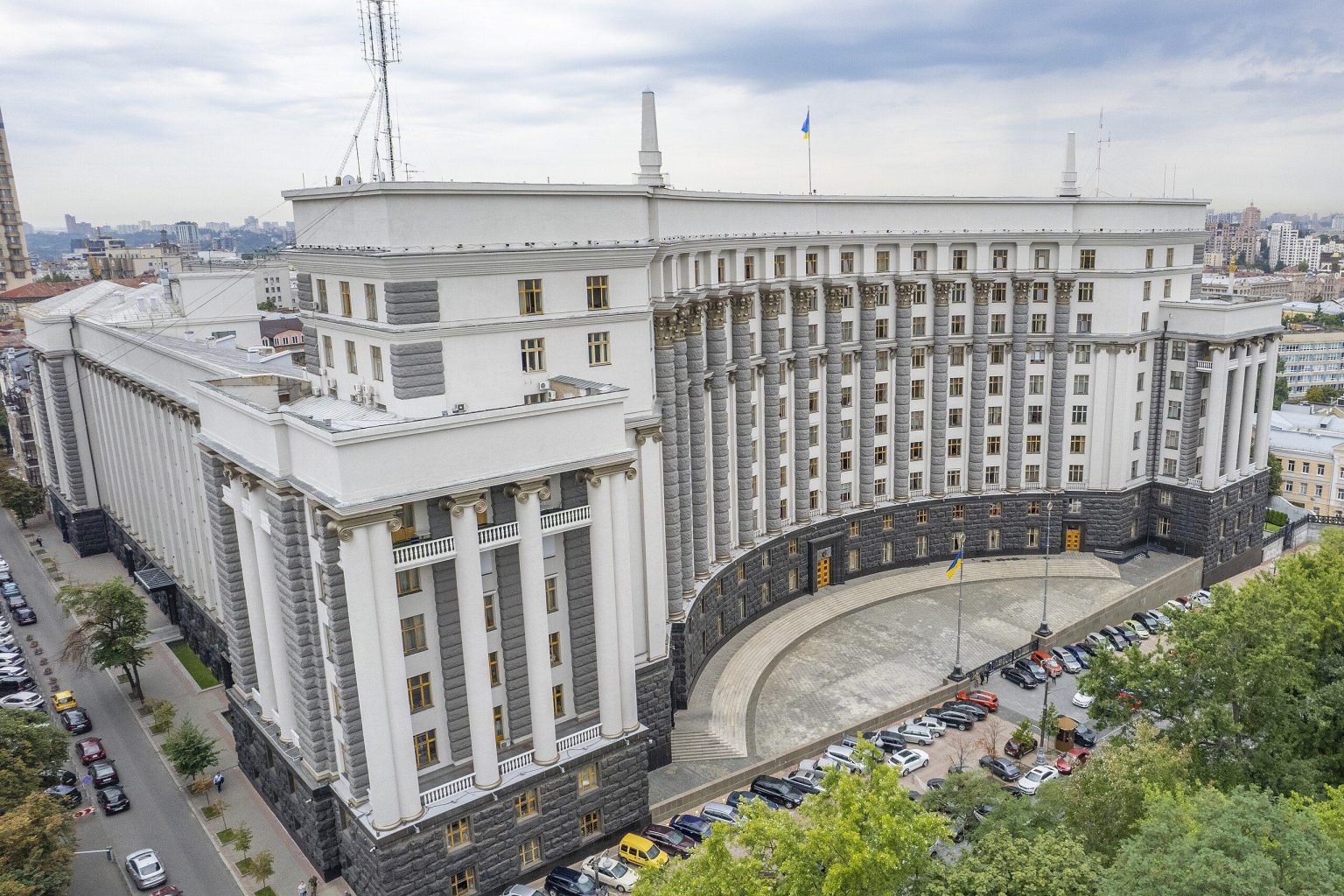 Ukrainian security forces monitoring Kyiv demonstrations in the city centre