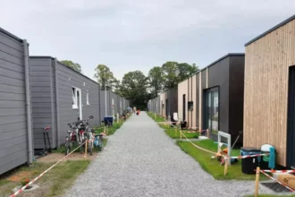 Oostakker's container village 391 Ukrainian refugees upported by Ghent's Mayor