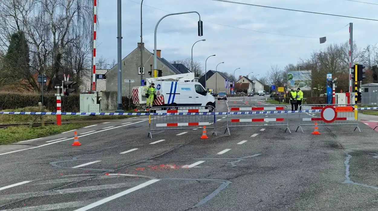 Overloaded tractor halts train traffic at Zonhoven crossing