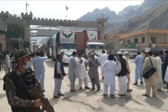 Pakistan shuts Afghan border after deadly crossfire