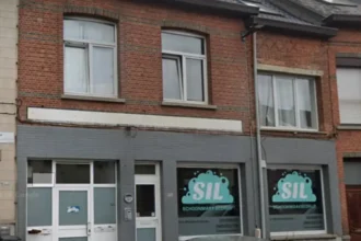 Parents' camp for school spots at SIL Kontich in 2025