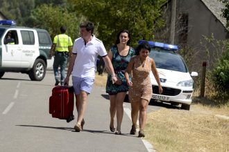 Emergency services evacuating residents during Spanish wildfire