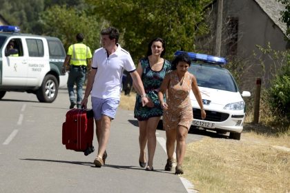 Emergency services evacuating residents during Spanish wildfire