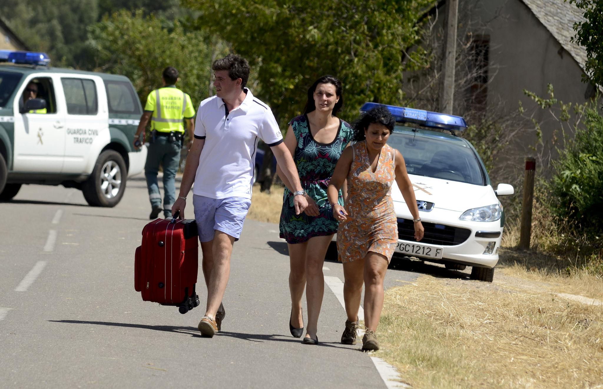 Emergency services evacuating residents during Spanish wildfire