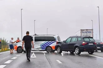 Police car collision disrupts traffic injures two in Bruges