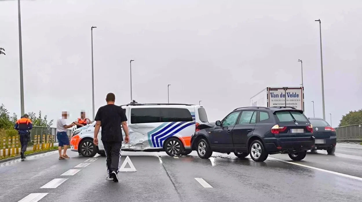 Police car collision disrupts traffic injures two in Bruges