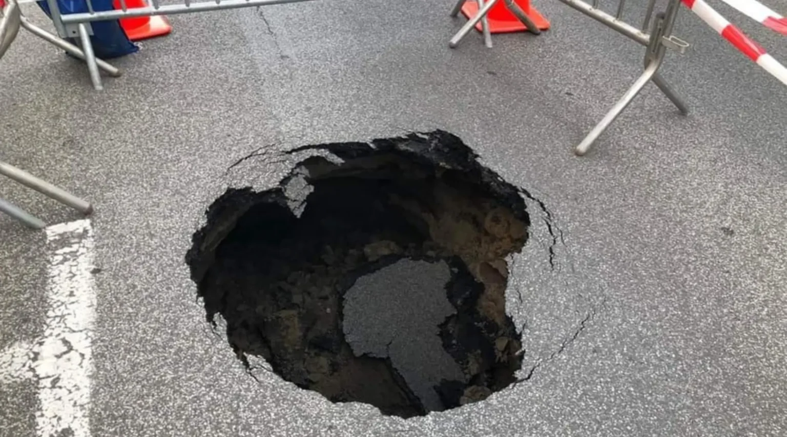 Residents alarmed as Lindestraat sinkhole reveals serious road Issues in Lokeren