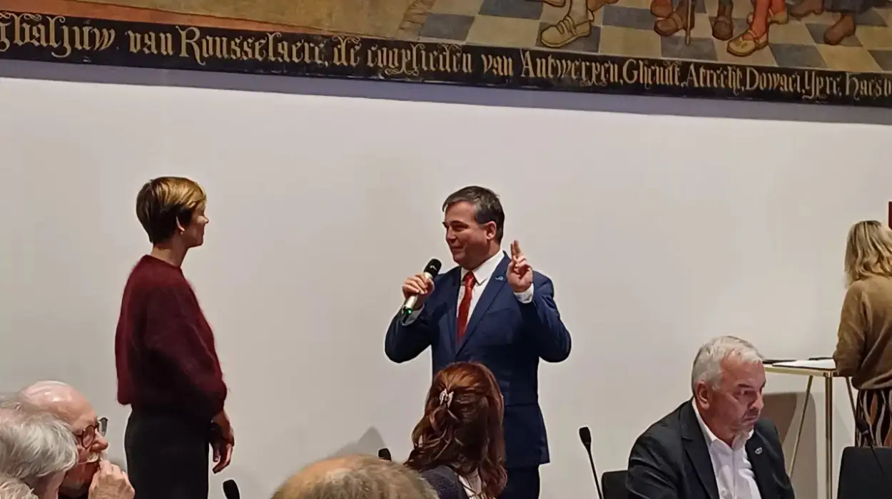 Roeselare swears in 39 councillors Mavor Kris Declercq and Rania Fahi take oath