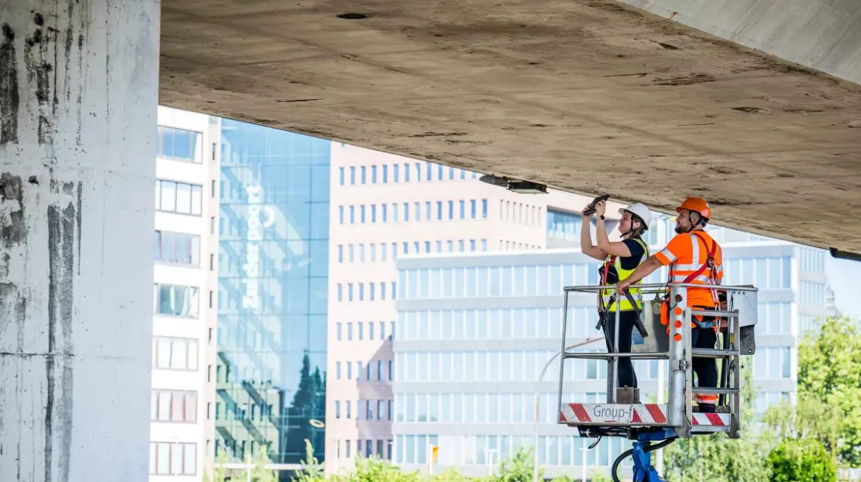 Routine bridge inspection in Ghent