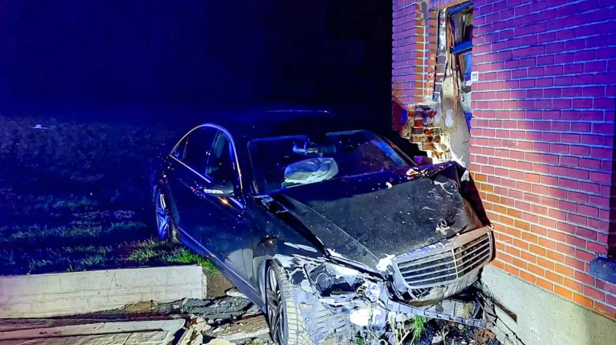 Sint-Lievens-Houtem Car crashes into house in Bavegem