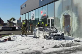 Sint-Niklaas car fire at Nieuwkerken dealership quick response,  major damage 