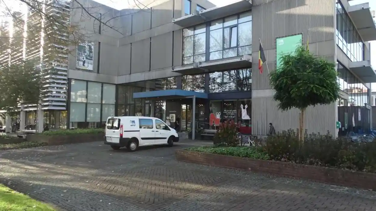 Sint-Niklaas library basement closed after asbestos found in leak repairs