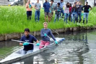 Students of Hoboken & Aarschot compete in rowboating with concrete canoes