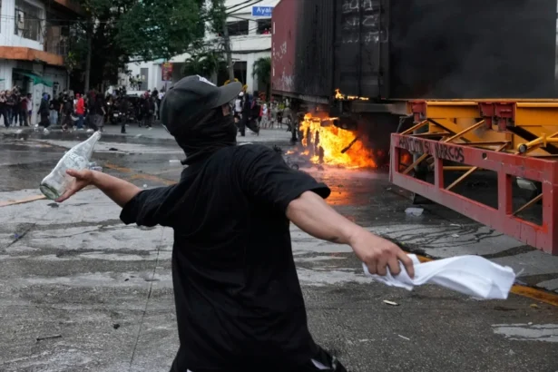 Tanzania Police Clash with Protesters Amid Unrest After Chaotic Electi (1)