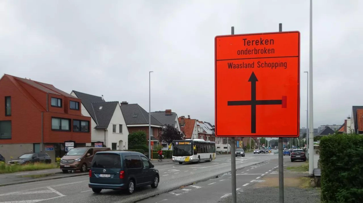 Temporary sign's typo turns into online sensation in Sint-Niklaas