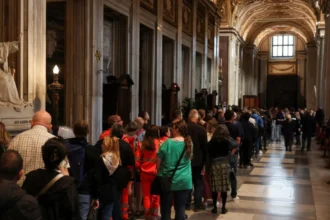 Thousands gather at Pope Francis’s tomb in Rome