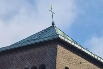 Tienen's leaning rooster Luc Brasseur ensures safety at Sint-Germanus Church