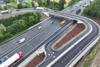 Traffic chaos in Ghent New E40 bridge too narrow for trucks