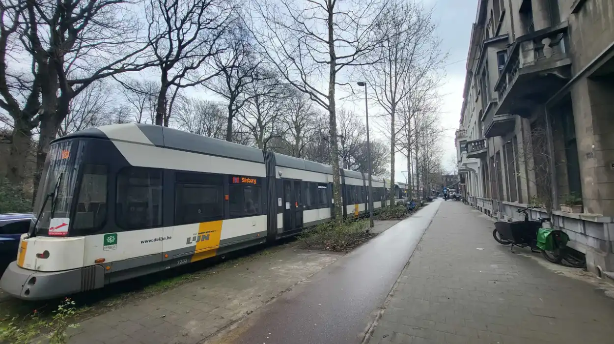 Tram breaks on Gitschotellei, Borgerhout Fix by 1300