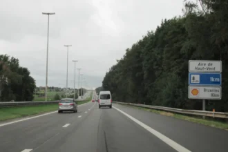 Truck crash closes Aalter bridge over E40 overload