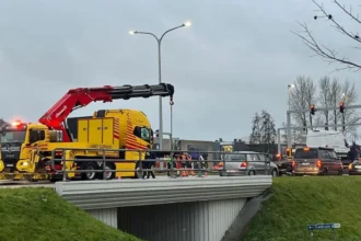 Truck fire blocks Hasselt intersection, causing major traffic delays 