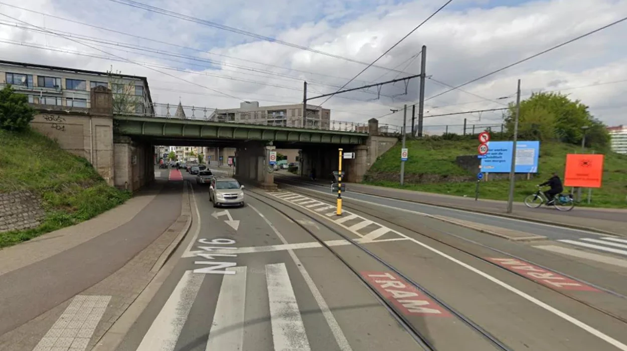 Truck hits tram lines at Stenenbrug bridge
