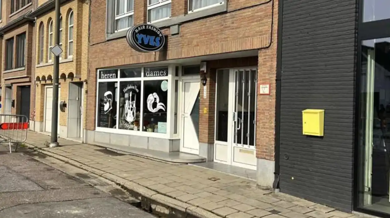 Truck sinks in a sinkhole on Tiensesteenweg, Sint-Truiden
