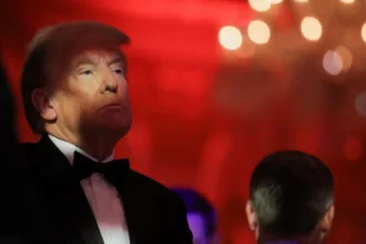 Trump aide urges UK to prioritize US over EU