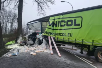 Turnhout truck crash closes N119, no injuries reported