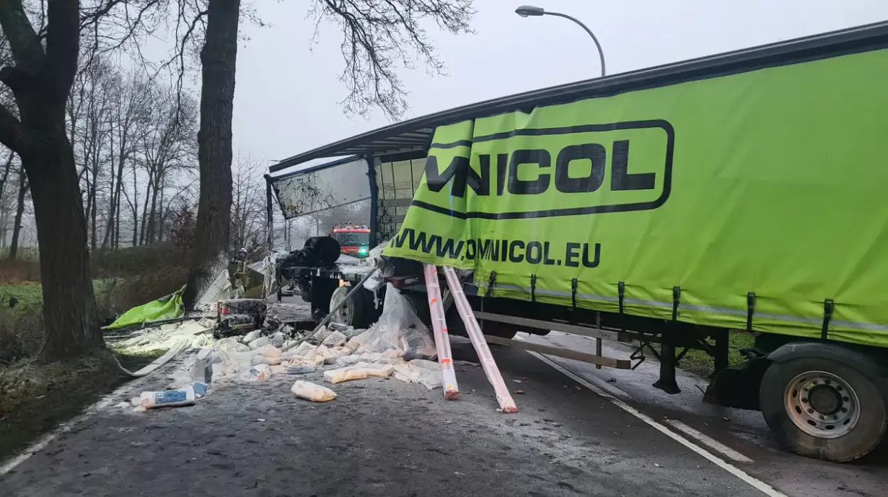 Turnhout truck crash closes N119, no injuries reported