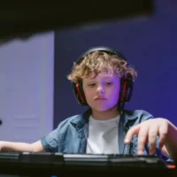 UAntwerp launches Tinnitus prevention lessons for teens