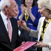 Ursula von der Leyen wins top European unity award
